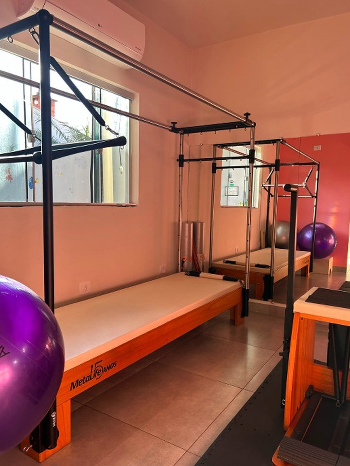 Aparelhos de Pilates tipo Cadillac com bolas de exercício