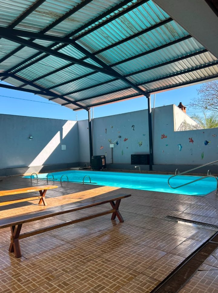 Piscina aquecida coberta, com parede decorada de peixes coloridos
